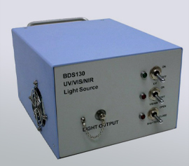 Deuterium-(UV) / Wolfram (VIS/NIR)-Lichtquelle mit einem spektralen Bereich von 190 nm bis > 2500 nm incl. manuelle Kontrolle oder computergesteuerte Triggerung des Spektroalbereichs (UV; 185 nm bis 400 nm oder VIS/NIR; 400 nm bis 2500 nm) und „Shutter“. SMA905 mit 600 µm Lichtfaserkerndurchmesser und 0.22 NA (numerische Apertur) erforderlich