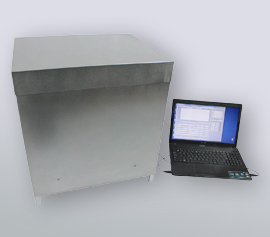 Isothermes Vier-Kanal Biokalorimeter Calmetrix Biocal 4000 mit angeschlossenem Notebook und laufender Datenaufzeichnung über die Biocal-Software