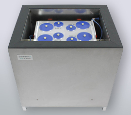 Isothermes Vier-Kanal Biokalorimeter Calmetrix Biocal 4000 mit geöffnetem Deckel zum Handling der Proben und Referenzen