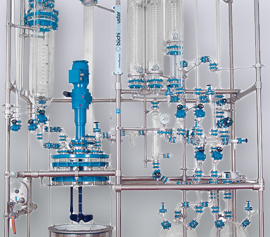 Glasaufbau für Destillation beinhalten Zutropfgefäß, Brüde, Kühler, Kondensatleitung, Phasentrenneinheit und Auffangefäß