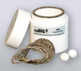 SPEX 8000D/M Mixer/Mill® Mahlbehälter aus Zirkonoxid-Keramik mit geöffnetem Deckel, einem Satz Corprene®-Dichtungen und 2 Zirkonoxid-Mahlkugeln (Artikel-Nummer 8005)