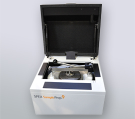 Scheiben-Schwingmühle SPEX 8530 Shatterbox® mit geöffnetem Deckel, Ansicht des Verriegelungsmechanismus für die Mahlgarnituren