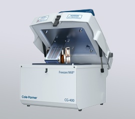 Cole-Parmer Kryomühle CG-400 Freezer/Mill® mit geöffnetem Deckel, Ansicht der Mahlbehälteraufnahme und -verriegelung